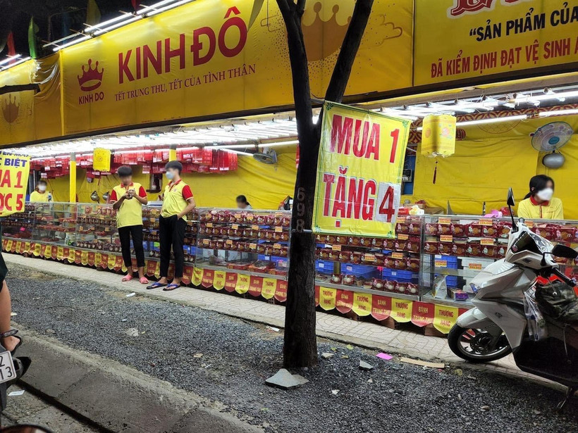 Bánh Trung Thu cuối mùa đang được nhiều thương hiệu giảm giá sâu. (Ảnh nguồn: Facebook)