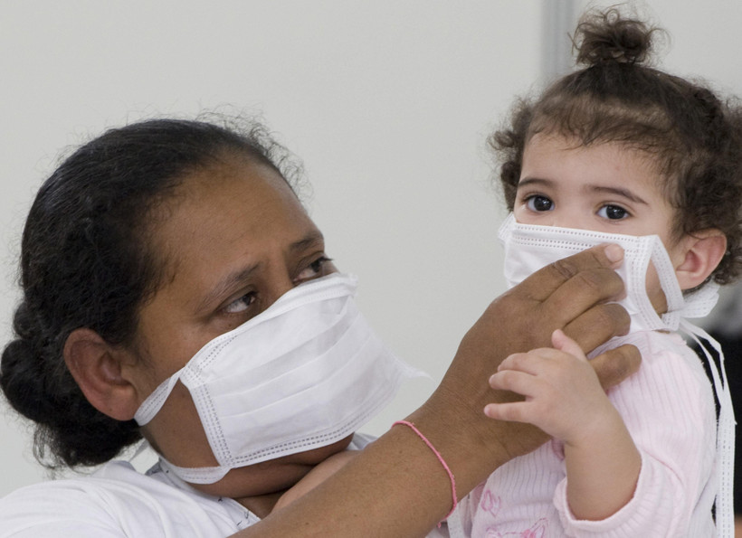 Bệnh nhân đeo khẩu trang phòng dịch cúm A(H1N1) tại bệnh viện Miguel Couto ở Rio de Janeiro, Brazil. (Ảnh: AFP/TTXVN) 