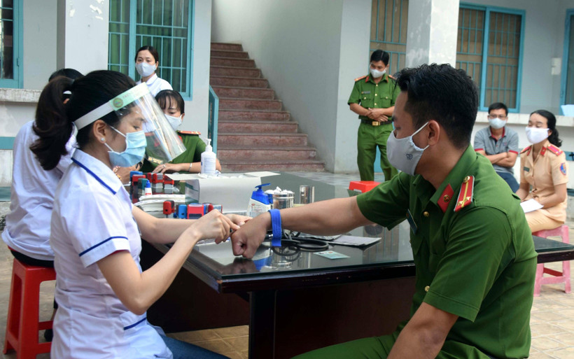 Đông đảo cán bộ, chiến sĩ tham gia hiến máu. (Ảnh: Trung Hiếu/TTXVN)
