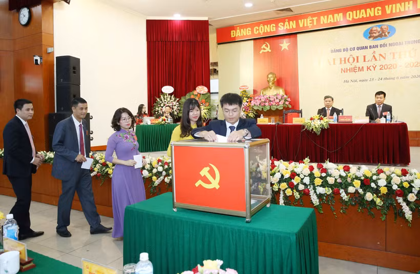 Trong ảnh: Đại biểu bỏ phiếu bầu Ban Chấp hành. (Ảnh: Phương Hoa/TTXVN)