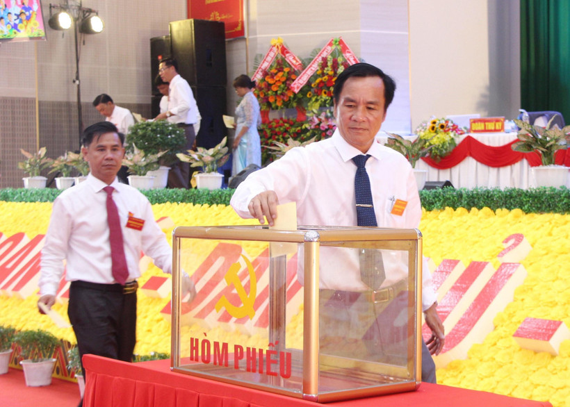 Đại biểu bỏ phiếu bầu Bí thư Huyện ủy Cư Kuin nhiệm kỳ 2020-2025. (Ảnh: Hoài Thu/TTXVN)