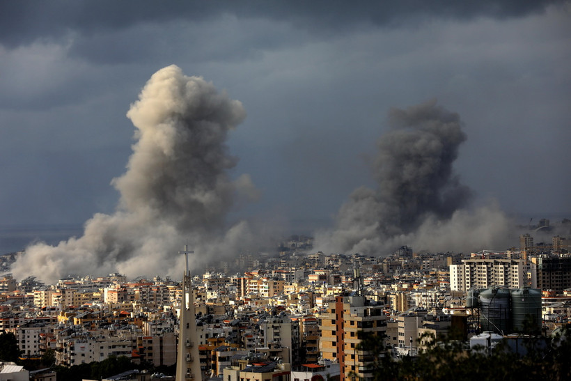 Khói bốc lên sau cuộc không kích của Israel xuống ngoại ô Beirut, Liban. (Ảnh: THX/TTXVN)
