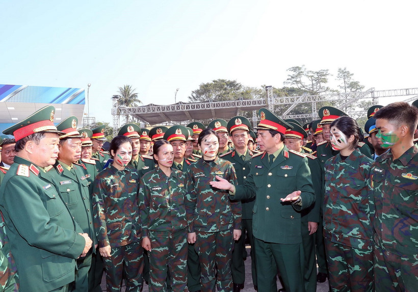 Đại tướng, Bộ trưởng Quốc phòng Phan Văn Giang trao đổi, rút kinh nghiệm với lực lượng đặc công tham gia biểu diễn phục vụ triển lãm. (Ảnh: Trọng Đức/TTXVN)