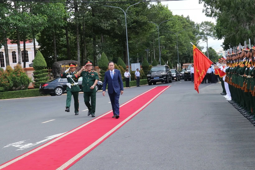 Chủ tịch Quốc hội Trần Thanh Mẫn đến thăm và làm việc tại Bộ Tư lệnh Quân khu 9. (Ảnh: Ngọc Thiện/TTXVN)