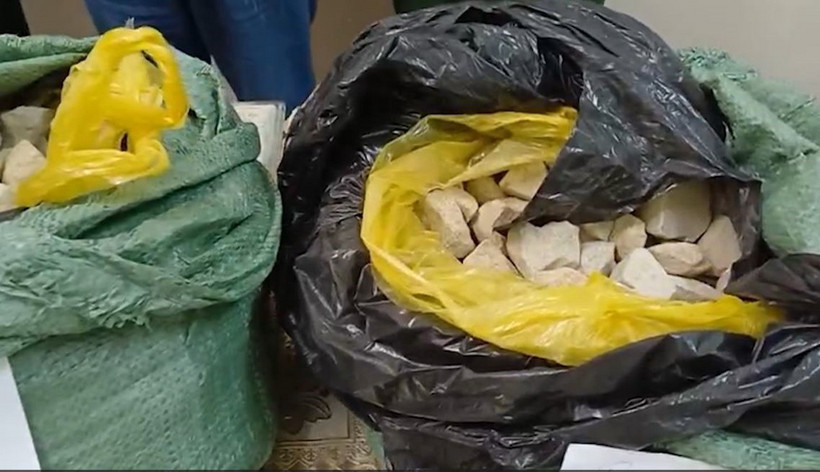 Một vụ vận chuyển trái phép hơn 50kg thuốc nổ, 60m dây cháy chậm, hơn 150 kíp nổ . (Ảnh: TTXVN phát)