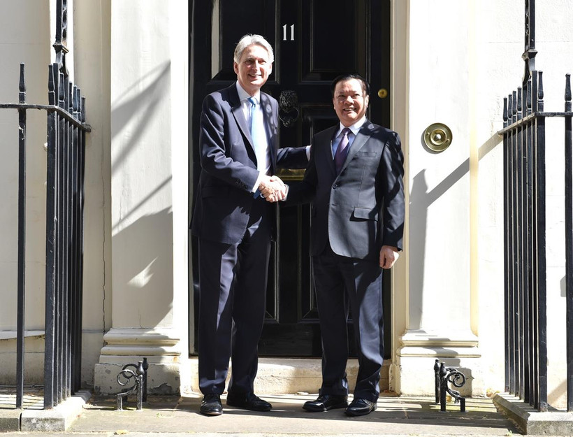 Bộ trưởng Đinh Tiến Dũng hội đàm với Ngài Philip Hammond, Bộ trưởng Bộ Ngân khố Vương Quốc Anh trong khuôn khổ Hội nghị Xúc tiến đầu tư tài chính tại Anh Quốc. 