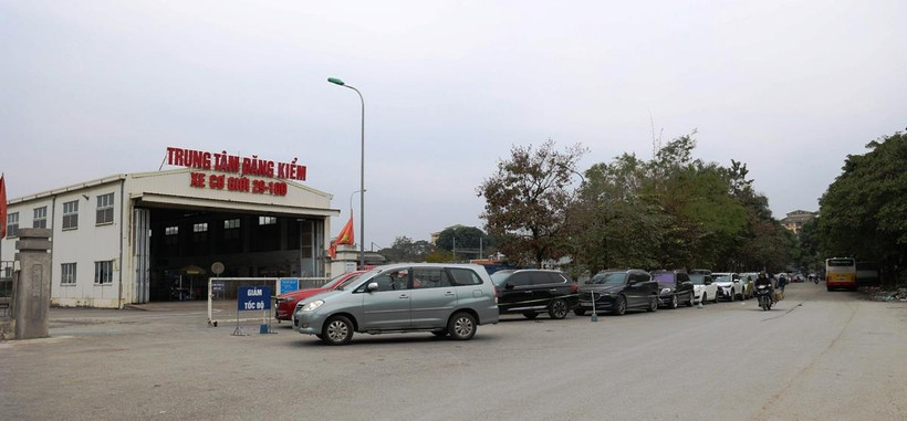 Xe ôtô nối đuôi xếp hàng dài chờ vào đăng kiểm. (Ảnh: Minh Hiếu/Vietnam+)