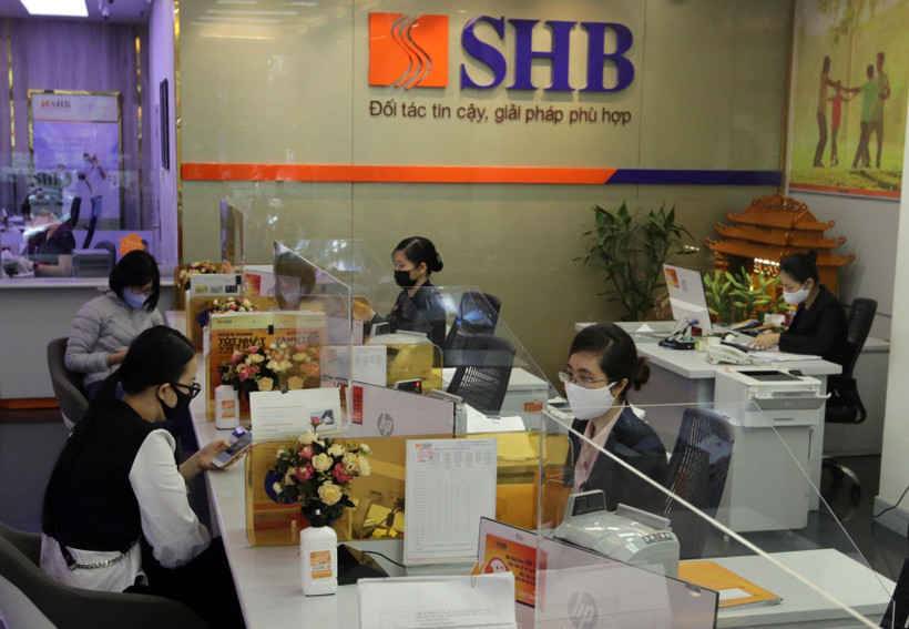 Khách hàng giao dịch tại Hội sở SHB, số 77 Trần Hưng Đạo, Hà Nội. (Ảnh: Trần Việt/TTXVN)