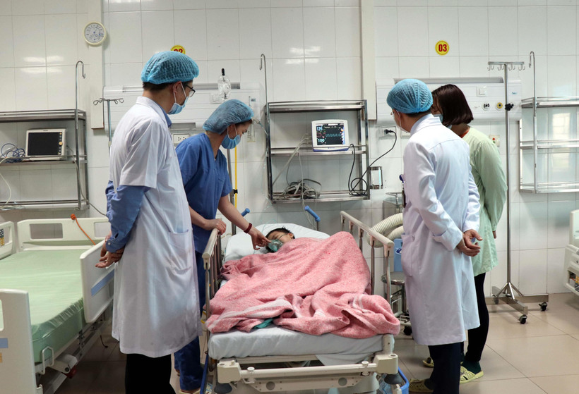 Các bác sỹ Bệnh Sản Nhi Bắc Ninh thăm khám cho bệnh nhi sau ca phẫu thuật kéo dài 4 giờ. (Ảnh: Đinh Văn Nhiều/TTXVN)