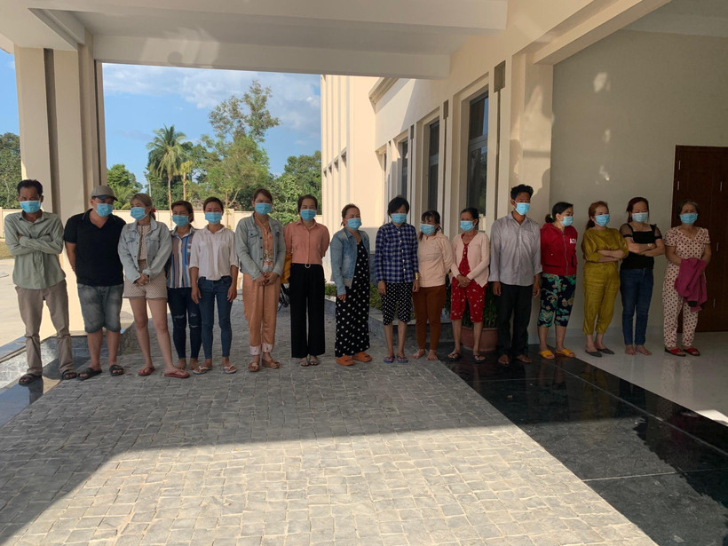 Các đối tượng đánh bạc bị tạm giữ. (Ảnh: TTXVN phát)