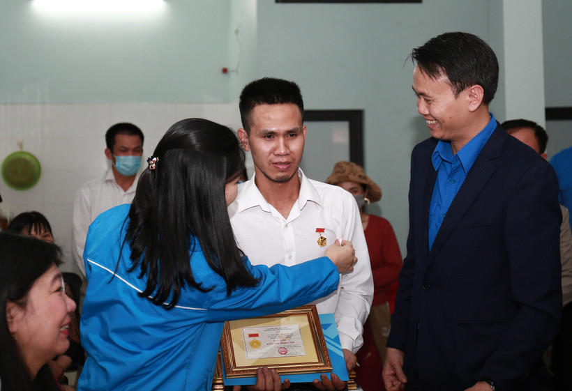 Đại diện Trung ương Đoàn trao tặng Huy hiệu "Tuổi trẻ dũng cảm" cho anh Nguyễn Ngọc Mạnh. (Ảnh: TTXVN phát)