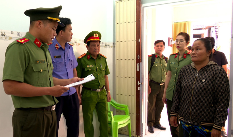 Cơ quan Công an tống đạt Quyết định khởi tố vụ án, khởi tố bị can và lệnh bắt tạm giam đối với Danh Thị Mau. (Ảnh: Phương Thảo/TTXVN phát)