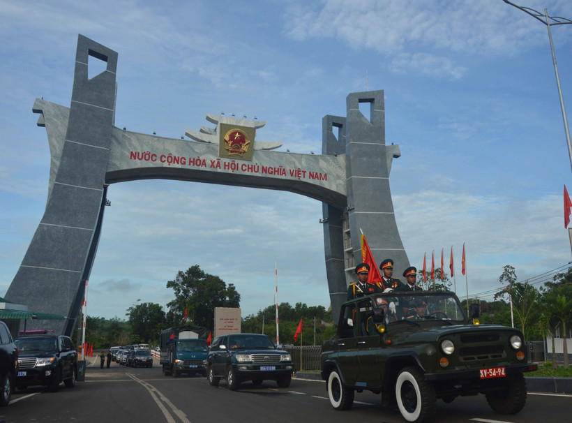 Lễ truy điệu, quy tập hài cốt liệt sỹ từ Campuchia trở về an táng tại nghĩa trang huyện biên giới Đức Cơ. (Ảnh: Tư liệu Đội K52 cung cấp/TTXVN phát)