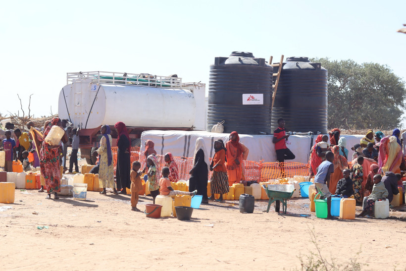 Người tị nạn Sudan sơ tán tránh xung đột sang Adre, Cộng hòa Chad ngày 7/12/2023. (Ảnh: AFP/TTXVN)