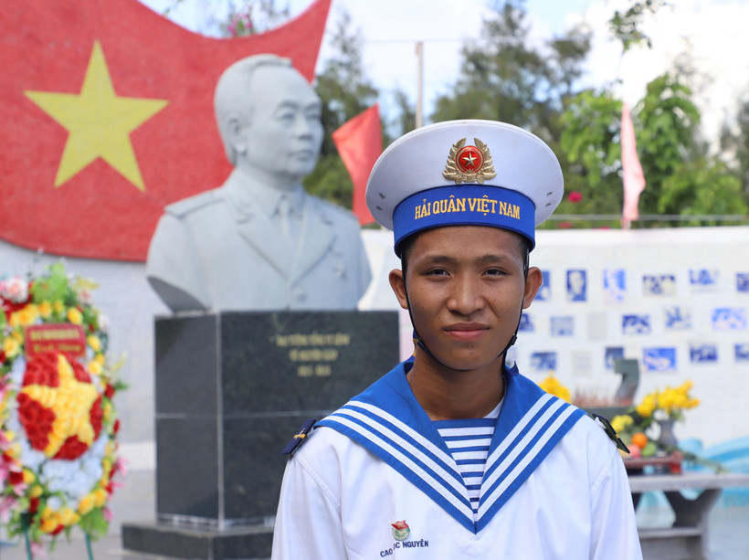 Binh nhất Nguyễn Văn Khánh (20 tuổi), chiến sỹ đảo Sơn Ca-quần đảo Trường Sa (huyện Trường Sa, tỉnh Khánh Hoà) vinh dự, tự hào khi lần đầu trong đời được bầu cử. (Ảnh: Sỹ Tuyên/TTXVN)