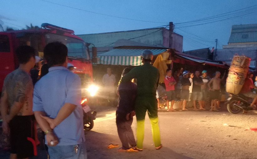 Hiện trường vụ Dương Chấn Phát châm lửa đốt xe ôtô tải mang biển kiểm soát 94C-061.33 của anh H. (Ảnh: TTXVN phát)