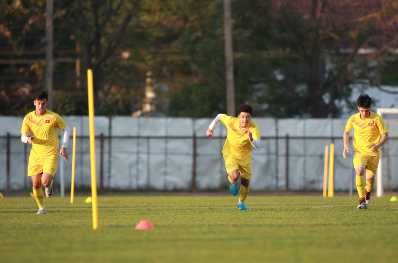 Tiền đạo Tiến Linh, Đức Chinh và hậu vệ Đình Trọng (từ trái qua) tích cực luyện tập. (Ảnh: Hoàng Linh/TTXVN)