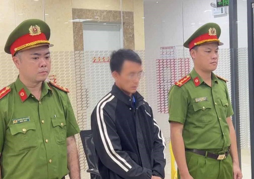 Công an tỉnh Quảng Ngãi thực hiện Lệnh khám xét khẩn cấp và Lệnh bắt tạm giam Nguyễn Tuấn Cường. (Ảnh: TTXVN phát)