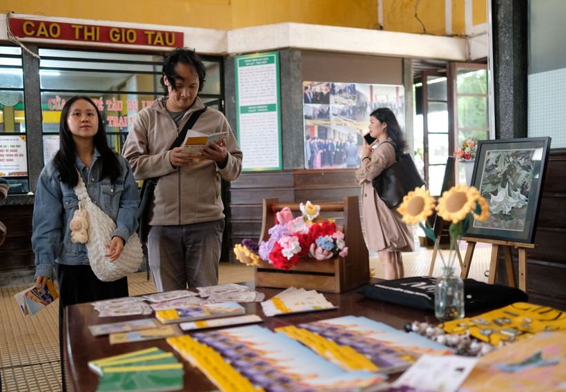 Bản đồ du lịch nghệ thuật Đà Lạt phát hành dưới dạng bản giấy và kỹ thuật số để người dân, du khách sử dụng miễn phí. (Ảnh: Nguyễn Dũng/TTXVN)