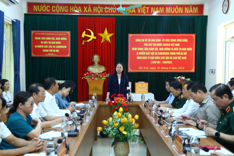 Phó Chủ tịch nước Võ Thị Ánh Xuân phát biểu tại buổi thăm trung tâm chăm sóc, nuôi dưỡng, điều trị nạn nhân nhiễm chất độc da cam/dioxin thành phố Hà Nội. (Ảnh: Kim Anh/TTXVN)