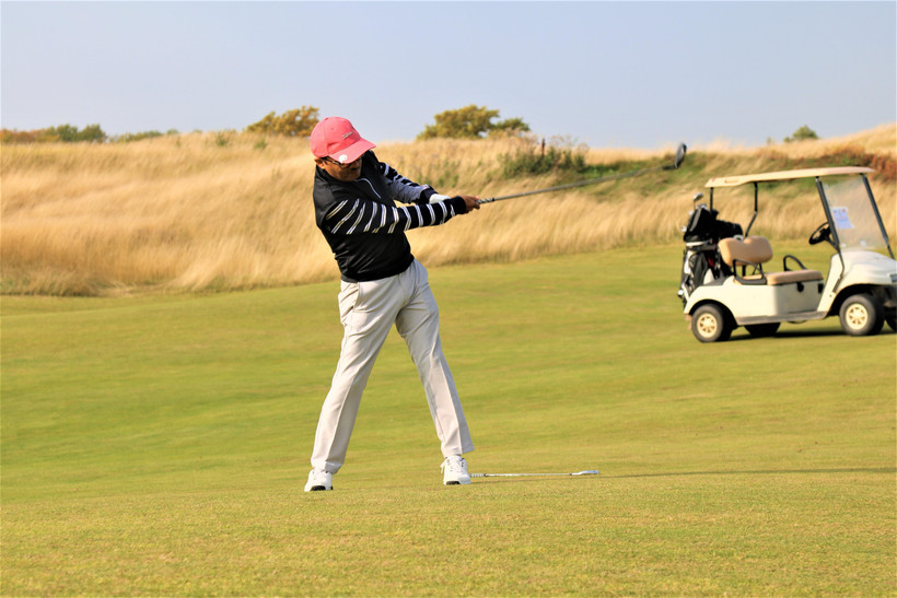 Golf thủ thi đấu tại Giải golf “Việt Nam và những người bạn”. (Ảnh: TTXVN phát)