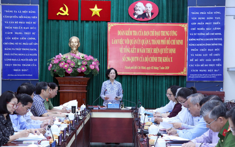 Ủy viên Bộ Chính trị, Bí thư Trung ương Đảng, Trưởng Ban Dân vận Trung ương phát biểu tại buổi làm việc với Quận ủy quận 5, Thành phố Hồ Chí Minh, sáng 2/7. (Ảnh: Xuân Khu/TTXVN)