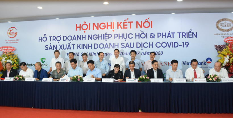 Đại diện các ngân hàng tham gia ký kết hỗ trợ cho các doanh nghiệp phục hồi sản xuất sau dịch COVID-19. (Ảnh: Hứa Chung/TTXVN)
