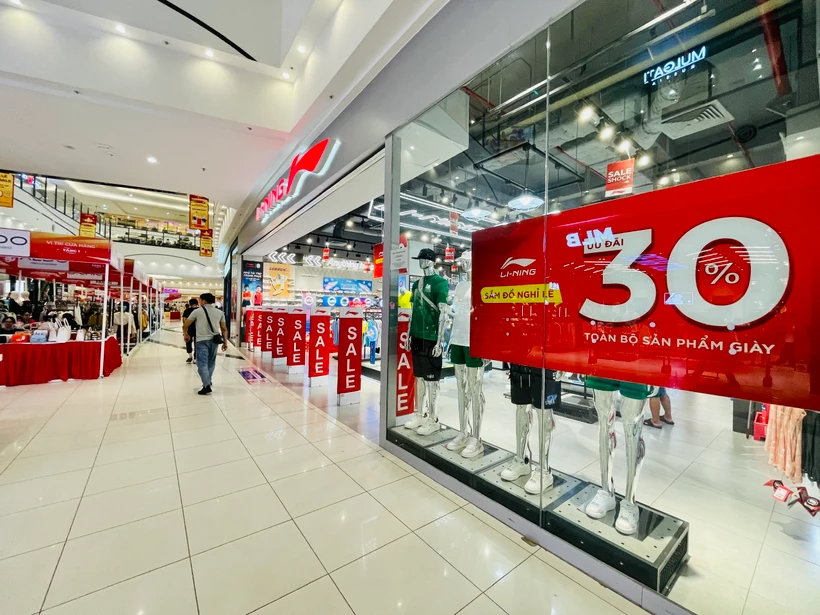 Những ngày lễ kéo dài là lúc mà các đơn vị kinh doanh tung ra những chương trình kích cầu, khuyến mãi lớn để thu hút khách. (Ảnh: Minh Hiếu/Vietnam+)