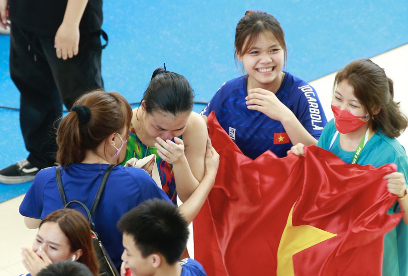 Khoảnh khắc xúc động của VĐV Ngô Phương Mai khi hoàn thành nội dung thi đấu 3m đôi nữ. (Ảnh: Trọng Đạt/TTXVN)