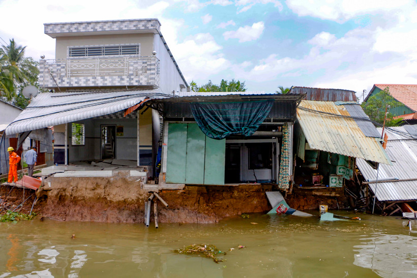 Hiện trường vụ sạt lở bờ kè sông Ô Môn tháng 4/2019 . (Ảnh: Thanh Liêm/TTXVN)