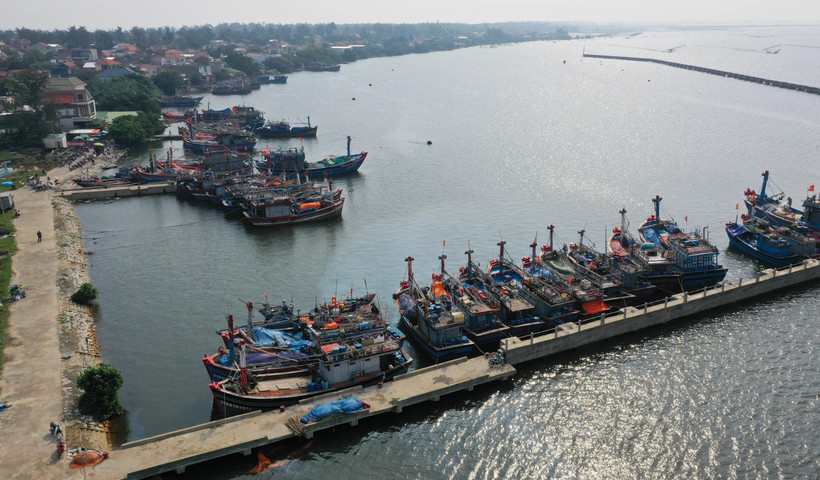 Tàu thuyền tại khu neo đậu tránh trú bão Phú Hải. (Ảnh: Hồ Cầu/TTXVN)