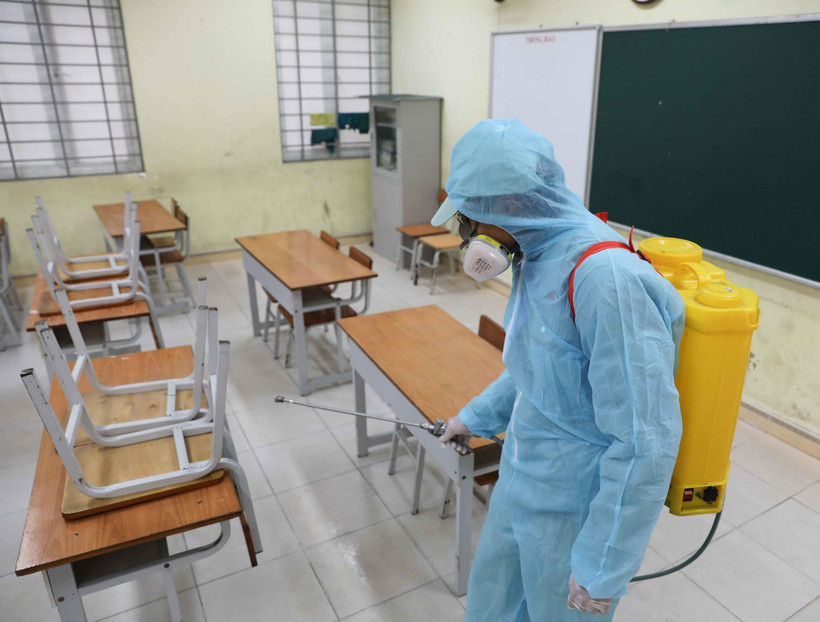 Phun thuốc khử trùng lần 2 tại trường THCS Mai Động (Hà Nội) để phòng chống dịch bệnh viêm đường hô hấp cấp do chủng mới của virus corona. (Ảnh: Thanh Tùng/TTXVN)