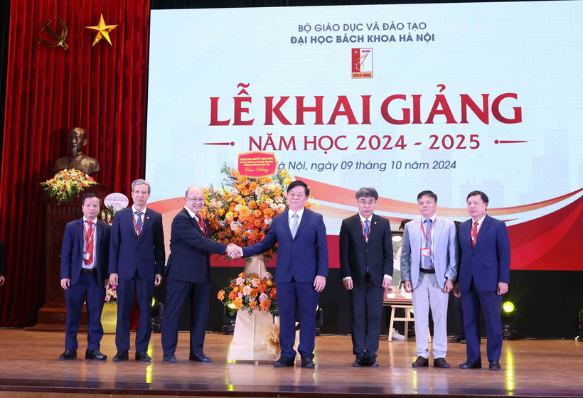 Ủy viên Bộ Chính trị, Bí thư Trung ương Đảng, Trưởng Ban Tuyên giáo Trung ương Nguyễn Trọng Nghĩa tặng lẵng hoa chúc mừng cán bộ, giảng viên Đại học Bách khoa Hà Nội. (Ảnh: Phương Hoa/TTXVN)