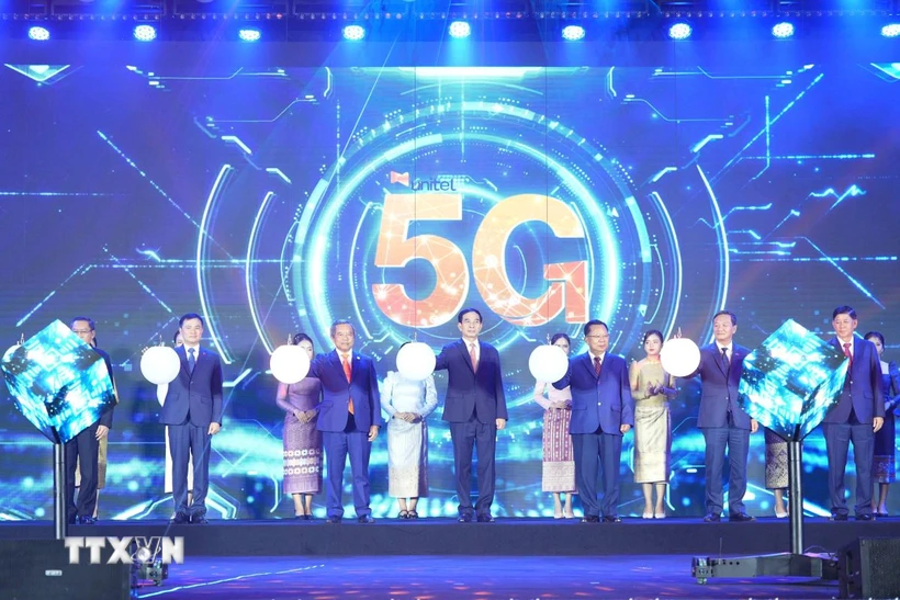 Các đại biểu nhấn nút khai trương kinh doanh dịch vụ 5G tại Lào. (Ảnh: Đỗ Bá Thành/TTXVN)