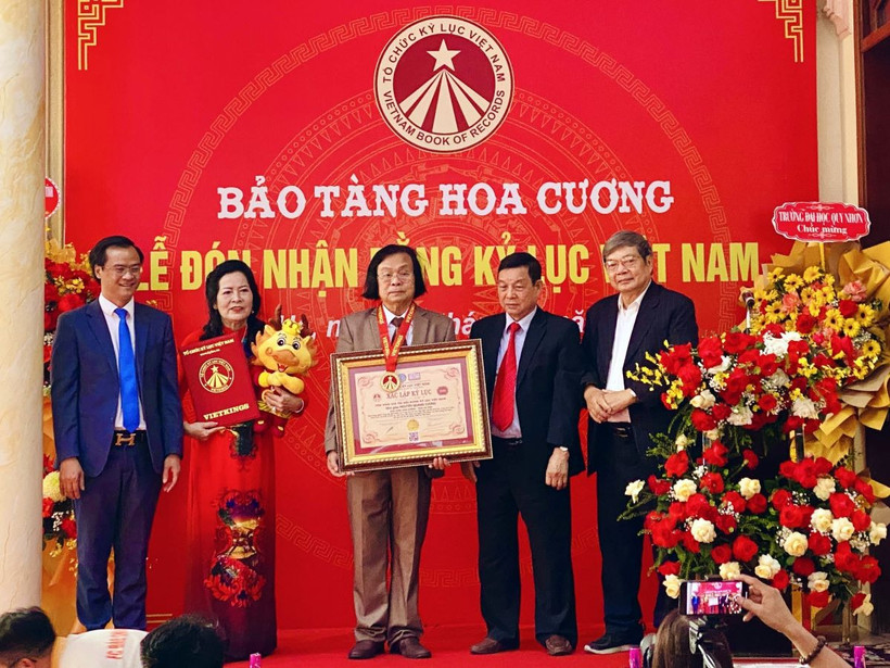 Tổ chức Kỷ lục Việt Nam đã trao bằng chứng nhận cho bảo tàng Hoa Cương. (Ảnh: Hữu Quyết/TTXVN)