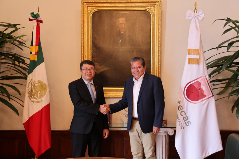 Đại sứ Việt Nam được bổ nhiệm tại Mexico Nguyễn Văn Hải chụp ảnh chung cùng Thống đốc bang Zacatecas David Monreal Ávila. (Ảnh: Phi Hùng/TTXVN)