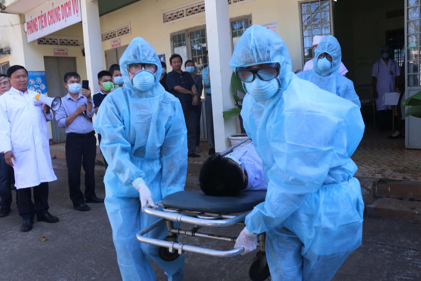 Ngành Y tế Đắk Lắk tổ chức diễn tập xử lý tình huống khi có bệnh nhân nghi nhiễm và nhiễm COVID-19. (Ảnh: Tuấn Anh/TTXVN)