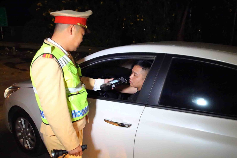 CSGT dừng xe, kiểm tra nồng độ cồn với các lái xe trên cao tốc Pháp Vân - Cầu Giẽ. (Ảnh: Phạm Kiên/TTXVN)