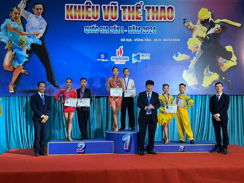 Trao huy chương cho các vận động viên đạt thành tích cao tại Giải. (Ảnh: Huỳnh Sơn-TTXVN)