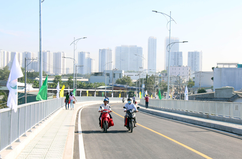 Cầu Phước Lộc có chiều dài 386m, bao gồm 13 nhịp bê tông cốt thép, mặt cắt ngang 10,5m. Dự án có tổng mức đầu tư 405 tỷ đồng. (Ảnh: Tiến Lực/TTXVN)
