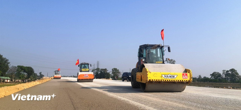 Nhà thầu thi công nền đường một dự án thành phần trên tuyến cao tốc Bắc-Nam phía Đông. (Ảnh: Việt Hùng/Vietnam+)