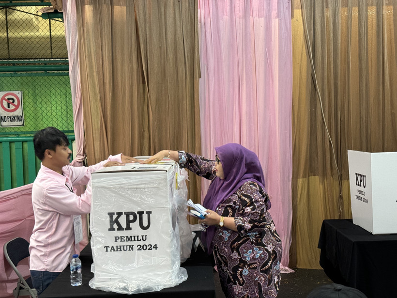 Bà Sri Suhartini, cử tri Jakarta bỏ phiếu. (Ảnh: Đỗ Quyên/Vietnam+)