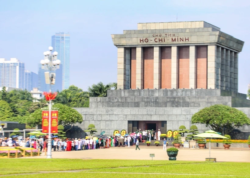 Người dân xếp hàng vào Lăng viếng Bác. (Ảnh: Tuấn Đức/TTXVN)