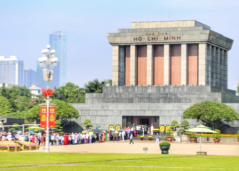 Người dân xếp hàng vào Lăng viếng Bác. (Ảnh: Tuấn Đức/TTXVN)