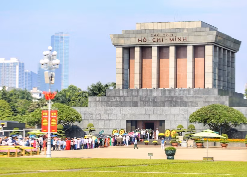 Người dân xếp hàng vào Lăng viếng Bác. (Ảnh: Tuấn Đức/TTXVN)