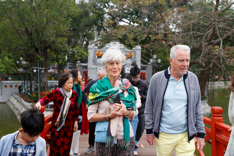 Du khách tham quan di tích đền Ngọc Sơn - hồ Hoàn Kiếm. (Ảnh: Minh Quyết/TTXVN)