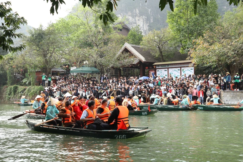 Du khách chờ xuống thuyền thăm quan Khu du lịch sinh thái Tràng An sáng ngày mùng 5 Tết. (Ảnh: Đức Phương/TTXVN)