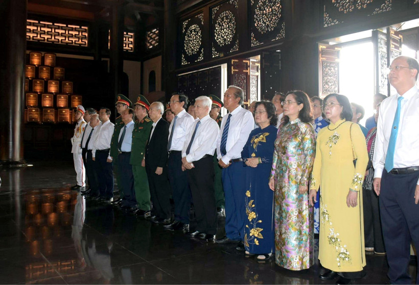 Ủy viên Bộ Chính trị, Bí thư Thành ủy Thành phố Hồ Chí Minh Nguyễn Văn Nên cùng các đồng chí nguyên lãnh đạo Đảng, nhà nước dự Lễ dâng hương, dâng hoa tại Đền tưởng niệm Khu lịch sử truyền thống cách mạng Sài Gòn-Chợ Lớn-Gia Định (ấp Phú Hiệp, xã Phú Mỹ Hưng, huyện Củ Chi). (Ảnh: TTXVN)