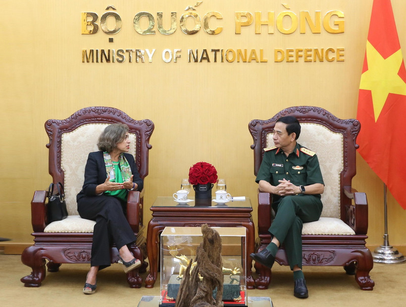 Đại tướng Phan Văn Giang tiếp bà Carmen Cano DeLasala, Đại sứ Đặc mệnh toàn quyền Vương quốc Tây Ban Nha tại Việt Nam. (Ảnh: Hồng Pha/TTXVN phát)