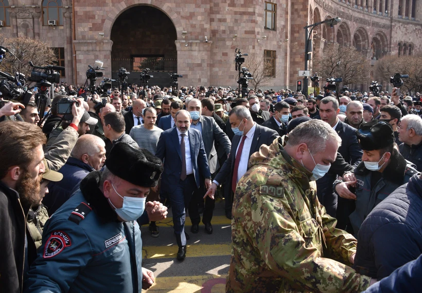 Thủ tướng Armenia Nikol Pashinyan (giữa) tuần hành cùng những người ủng hộ tại thủ đô Yerevan ngày 25/2/2021. (Ảnh: AFP/TTXVN)